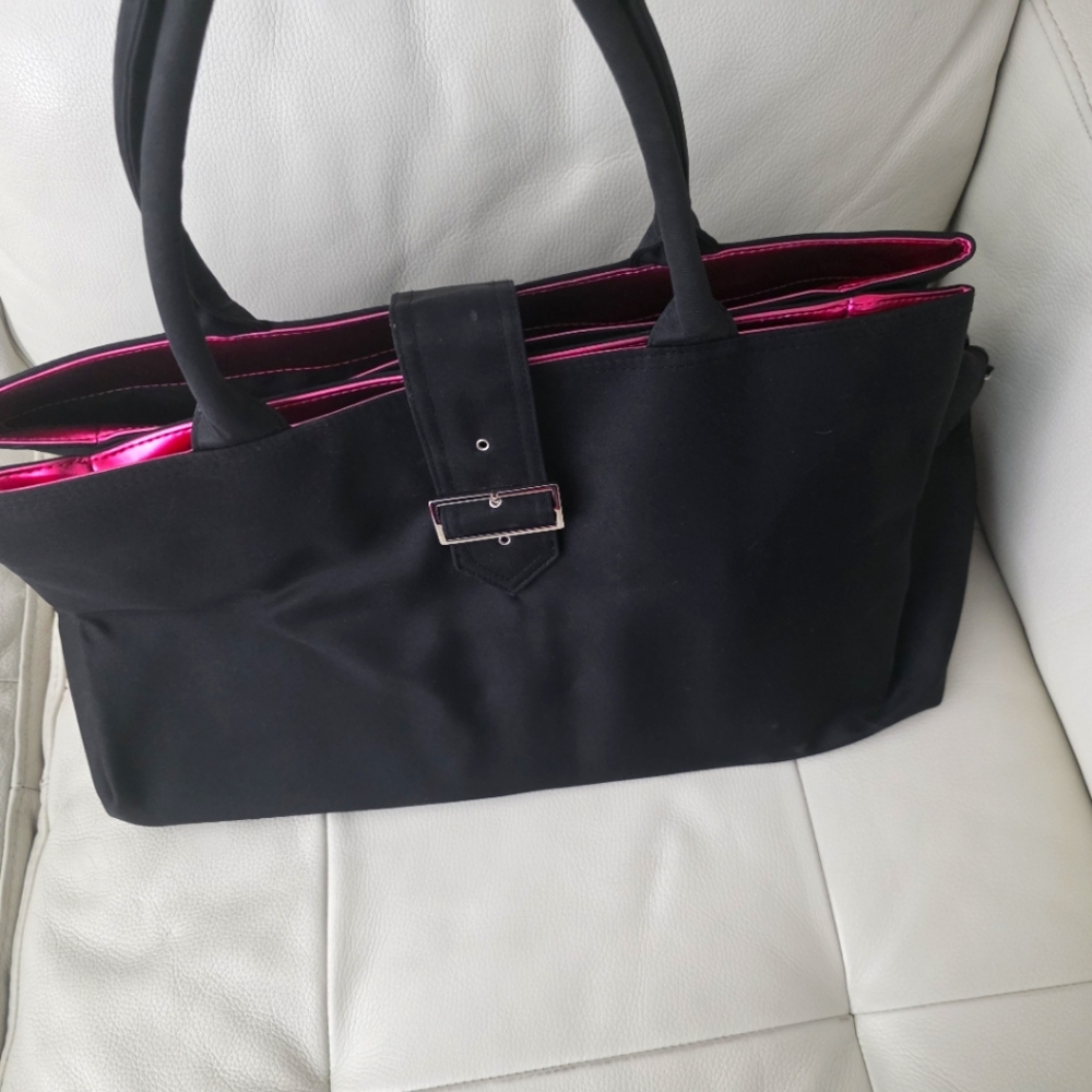 Elegant Black Weekender Bag with Pink Trim Interior